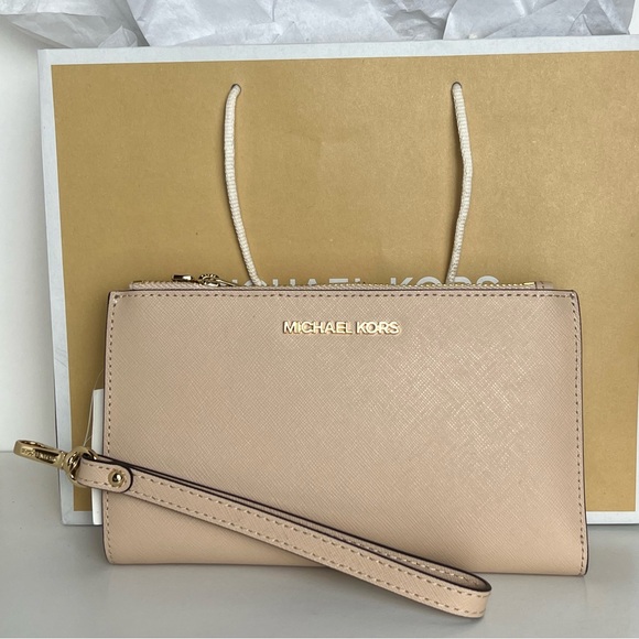Michael Kors wristlet wallet - Picture 1 of 12